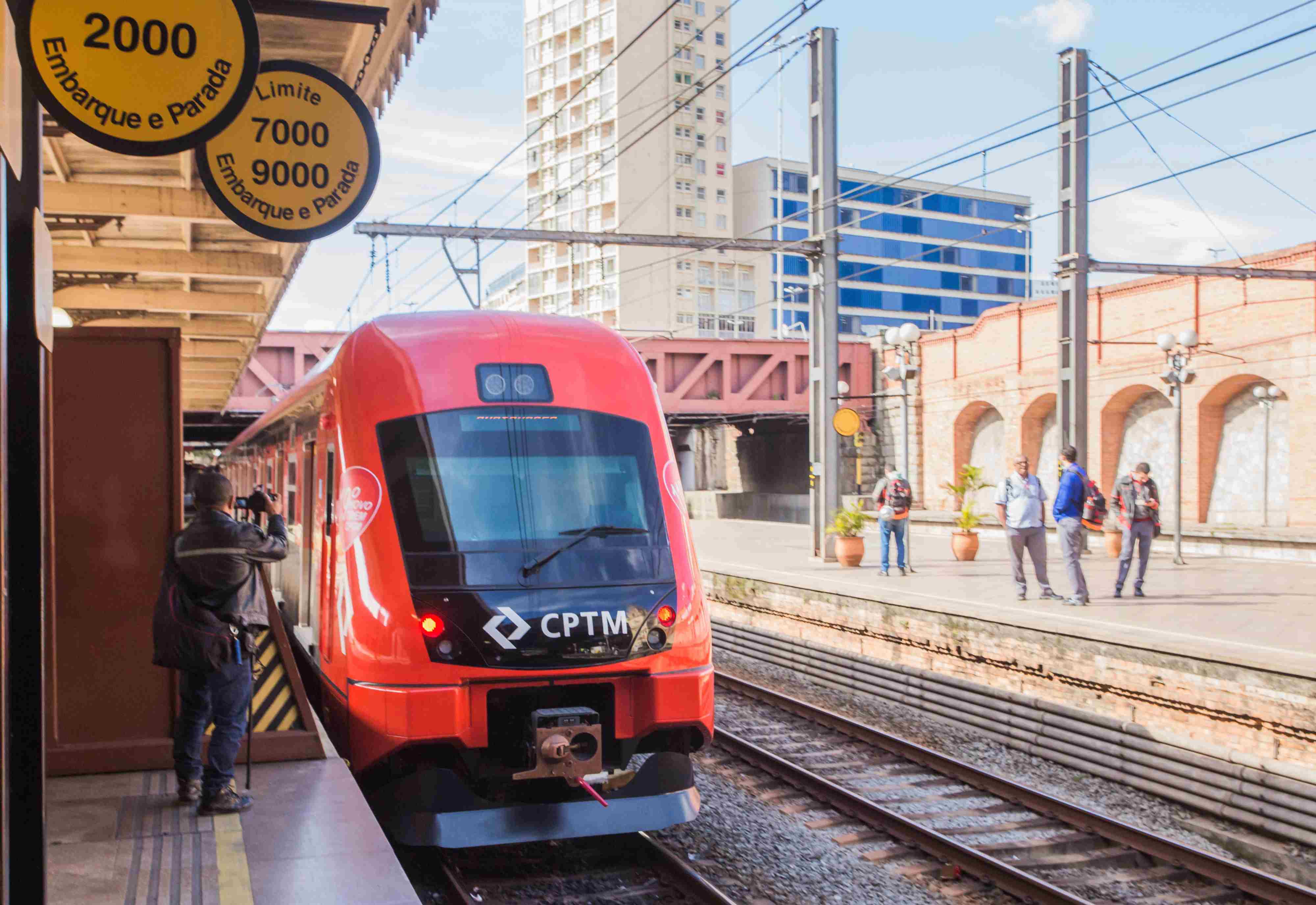 Homem portando uma faca ameaça seguranças na linha 8 da CPTM
