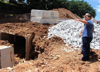 Marcos Neves vistoria obras em andamento na cidade