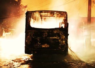 Moto bate em ônibus e explode em Carapicuíba