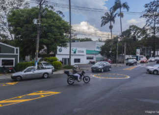 ROTATÓRIA É INSTALADA NA GRANJA VIANA
