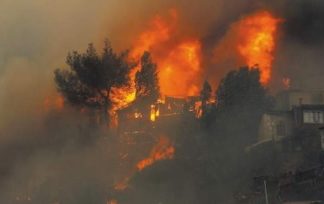 Incêndio florestal em Valparaíso destrói casas e deixa 100 mil sem energia no Chile