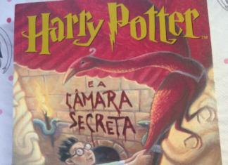 Harry inicia o segundo ano de estudos em Hogwarts, mas um perigo está rondando o castelo.