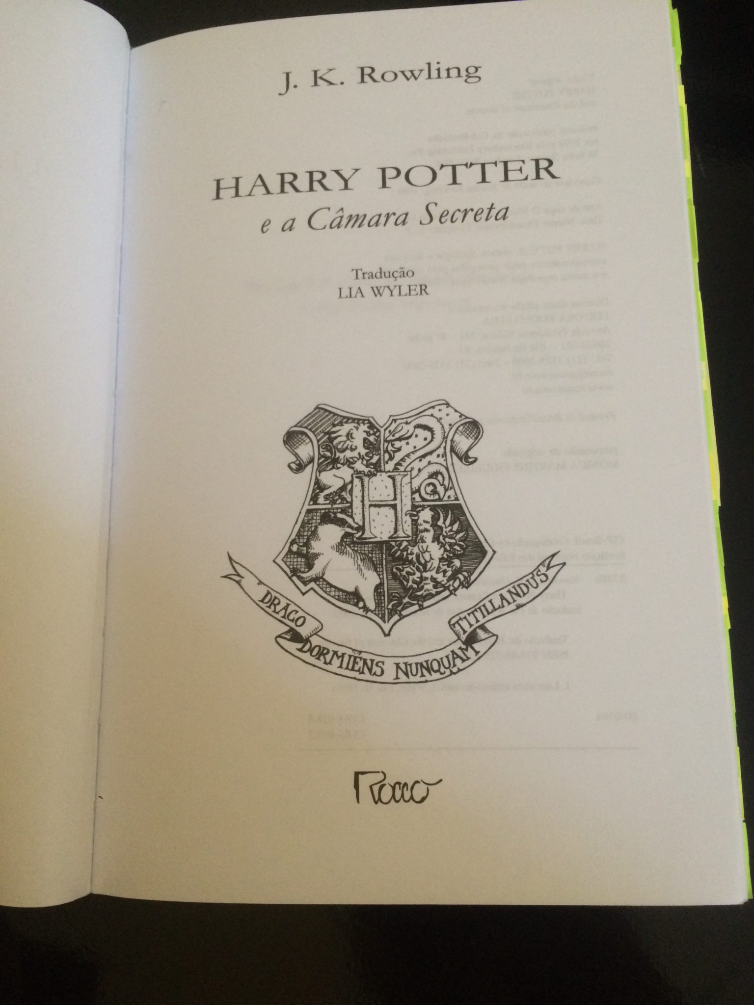 . Harry inicia o segundo ano de estudos em Hogwarts, mas um perigo está rondando o castelo