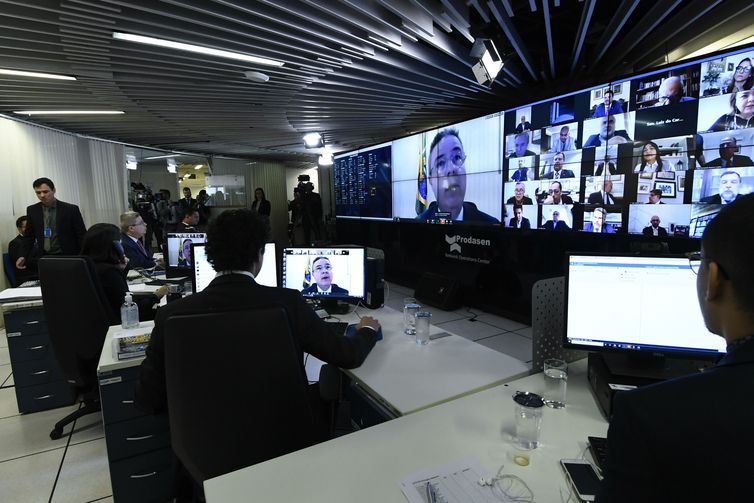 O Senado vota hoje (30) o pagamento de um auxílio emergencial por três meses, no valor de R$ 600, destinado aos trabalhadores autônomos, informais e sem renda fixa.