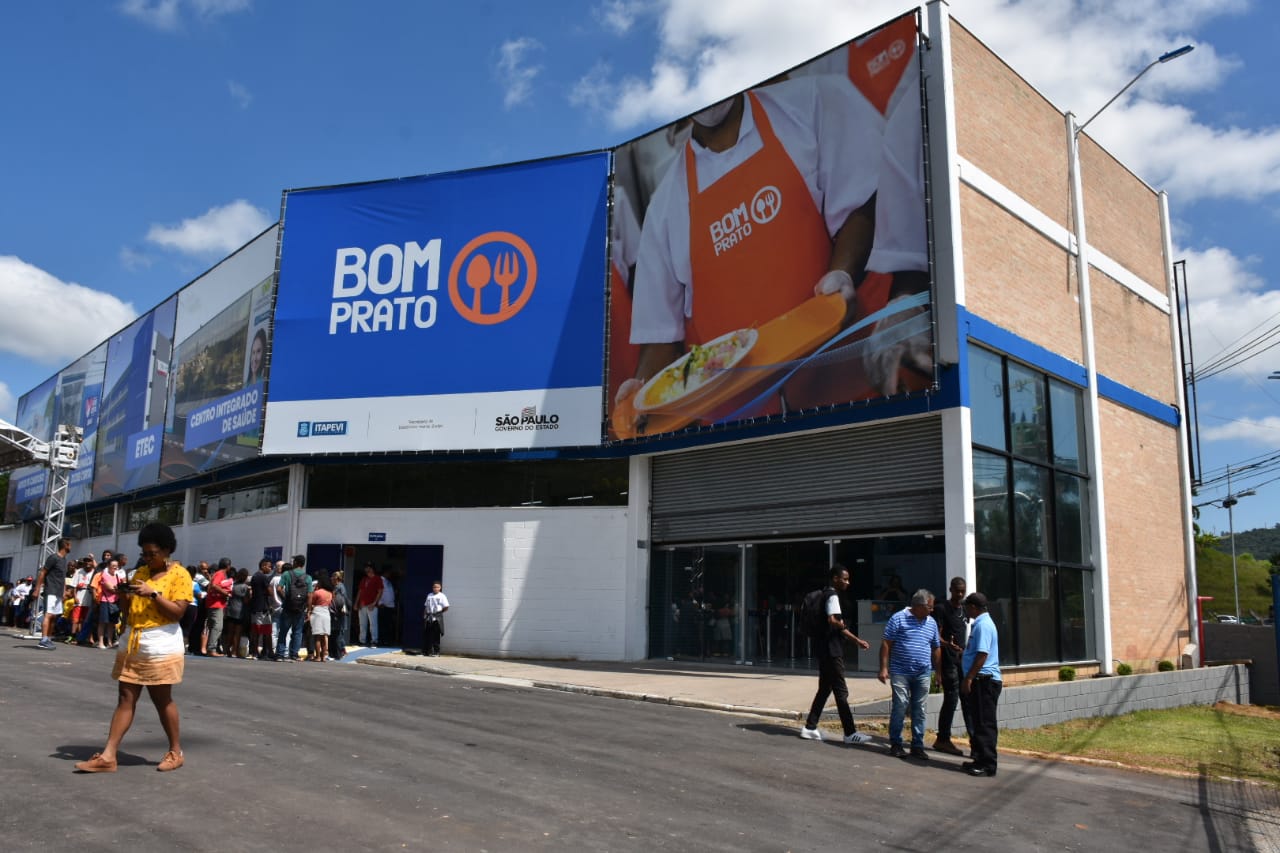 Bom Prato oferece refeições para consumo em casa Restaurantes populares passam por mudança na operacionalização do serviço, fechando temporariamente os salões de refeição