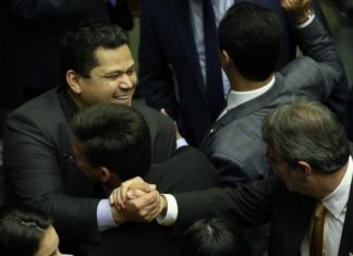 Davi Alcolumbre diz que covid-19 não é uma gripe e apoia isolamento