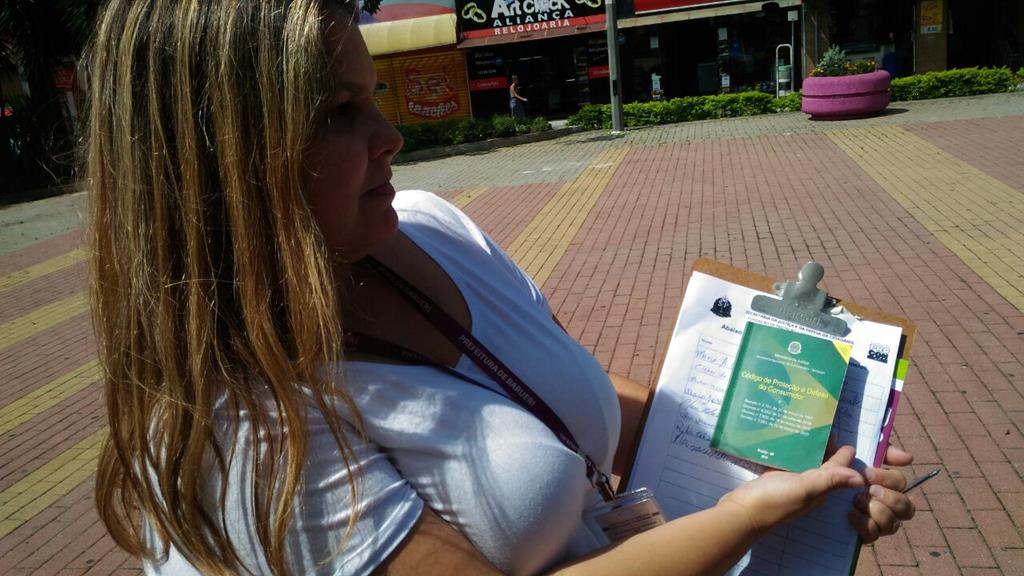 Graças às denúncias feitas pela população nos canais divulgados pela Prefeitura, a Fundação Procon SP tem fiscalizado estabelecimentos na cidade.