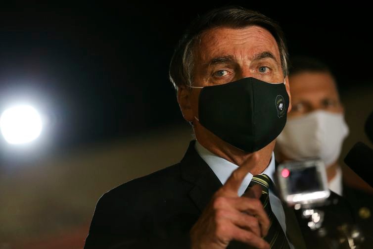 Bolsonaro menciona reabertura "responsável" da economia