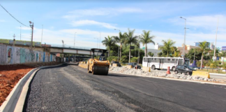 Apesar da pandemia, a Prefeitura de Carapicuíba segue com as obras de melhorias do trânsito da cidade e avança na construção do novo Sistema Viário Central.