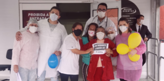 Cada paciente que deixa o hospital de campanha em Cotia é levado à porta sob aplausos e muita comemoração.