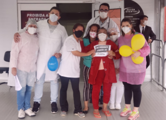 Saída de pacientes que venceram a Covid 19 causa emoção em Cotia Cada paciente que deixa o hospital de campanha em Cotia é levado à porta sob aplausos e muita comemoração.