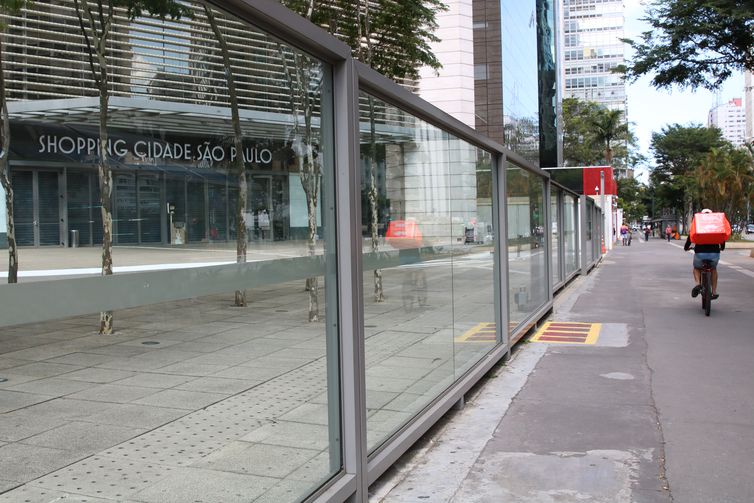 Antecipação de feriados.
