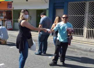 Prefeitura distribui máscaras no centro de Jandira Prefeitura distribui máscaras no centro