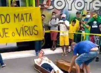 Manifestantes bolsonaristas dançam em manifestação e negam as mortes de mais de 10 mil vítimas do covid-19