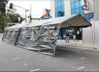 As tendas foram colocadas na rua da agência, onde já havia demarcação no asfalto para manter o distanciamento na fila.