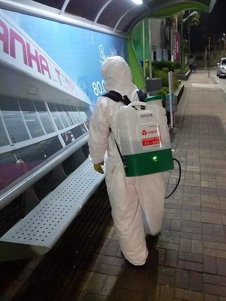 O trabalho de higienização e desinfecção dos locais públicos de Barueri é uma das medidas tomadas em ação de sanitização para combate à pandemia da Covid-19.