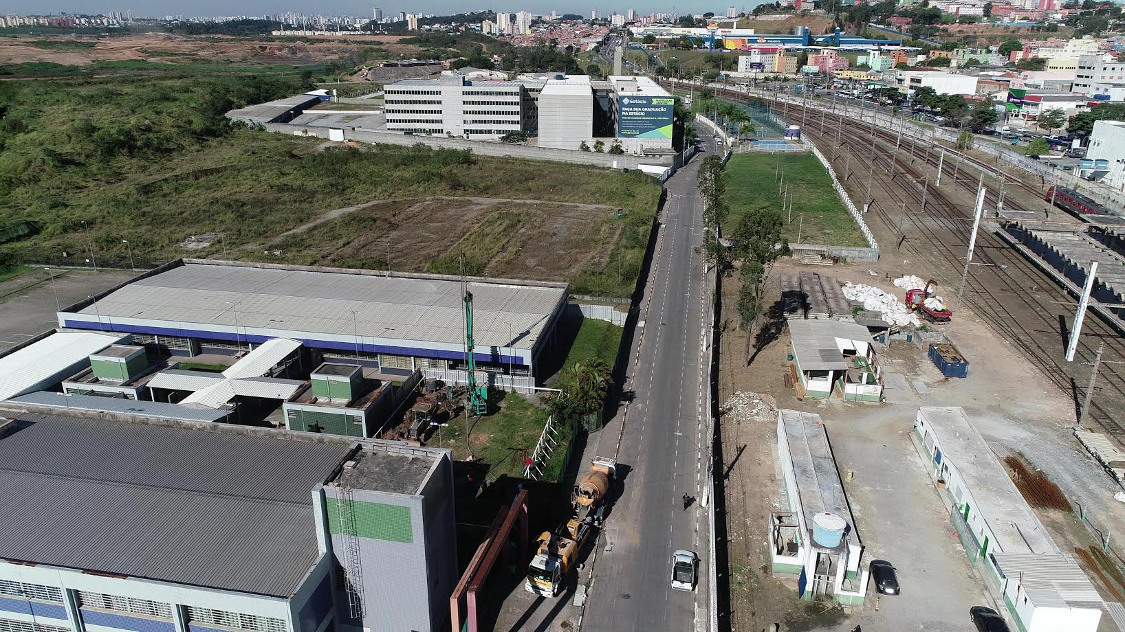 Obra da nova passarela no Centro de Carapicuíba é iniciada