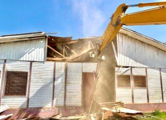 Escola de madeira em Itapevi é demolida