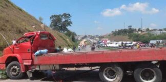 Carreta tomba bloqueando pista do Rodoanel em Osasco