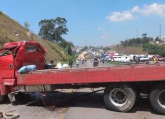 Carreta tomba bloqueando pista do Rodoanel em Osasco