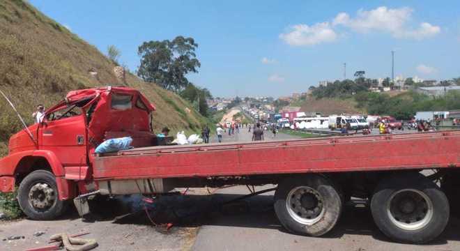Carreta tomba bloqueando pista do Rodoanel em Osasco