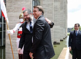 Bolsonaro pede que diplomatas levem verdade do Brasil ao exterior
