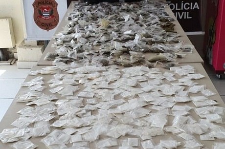 Em Carapicuíba mulher é presa após descoberta de drogas em sua casa