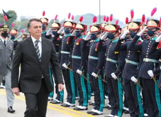 No Rio, Bolsonaro entrega espadins a cadetes das Agulhas Negras