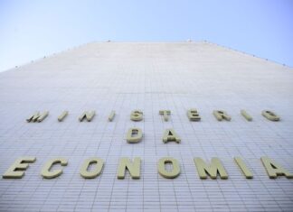 Saúde pública continua gratuita para população, diz Economia