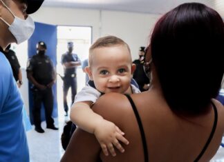 GCMs que salvaram vida de bebê em Carapicuíba recebem medalha de Mérito Policial