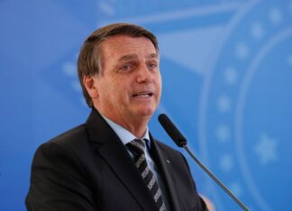 Bolsonaro edita MP que flexibiliza regras de aquisição de vacinas