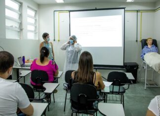 Servidores realizam treinamento para vacinação contra a Covid-19 em Carapicuíba