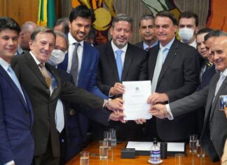 Bolsonaro entrega à Câmara PL que permite privatização dos Correios