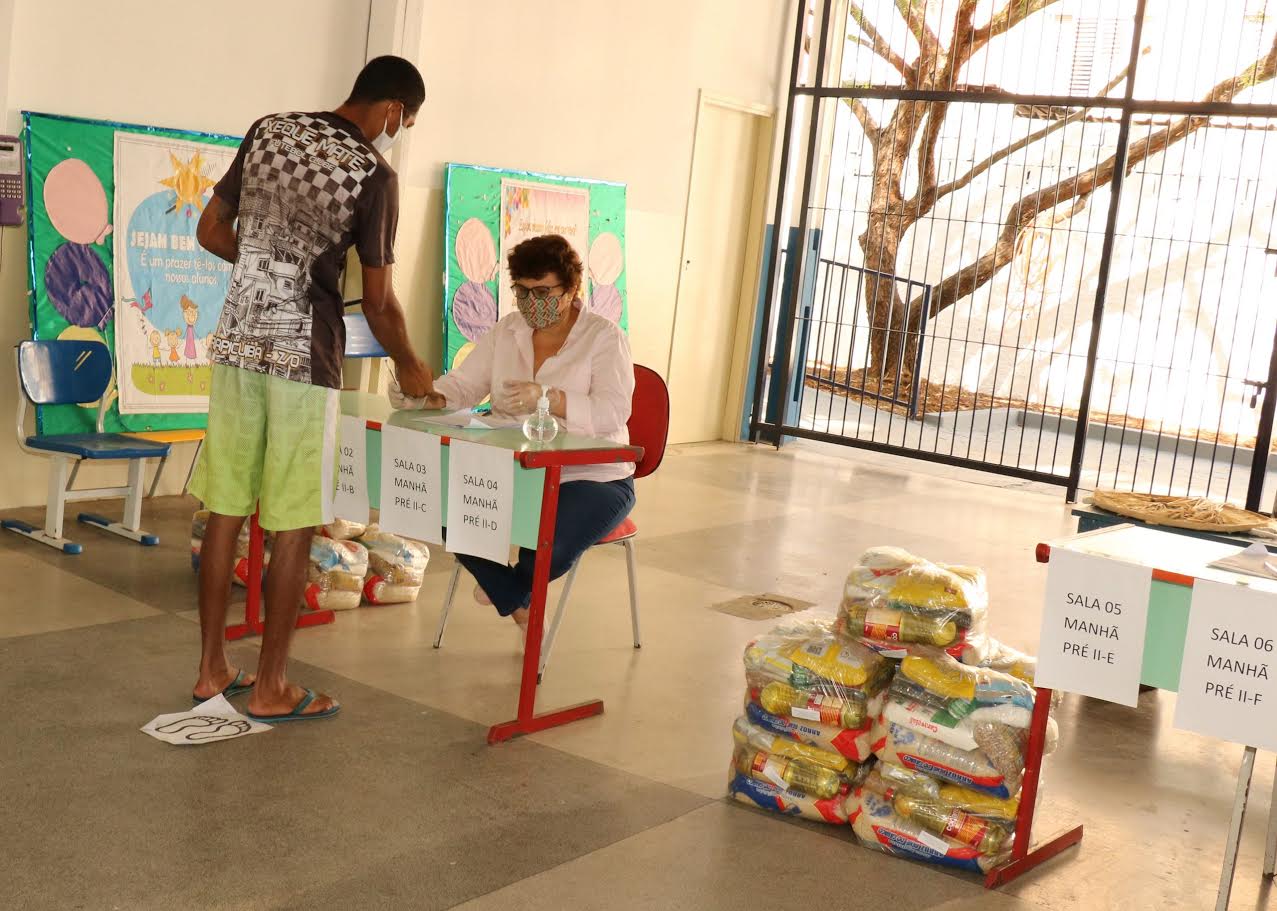 Prefeitura de Carapicuíba distribui kit merenda aos alunos da rede municipal