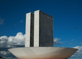 Deputados derrubam nove vetos a nove projetos de lei