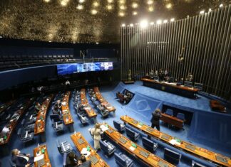 Senadores ouvem laboratórios e destacam número insuficiente de vacinas
