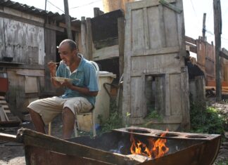 Famílias usam lenha para cozinhar em favelas de Carapicuíba e Grande SP