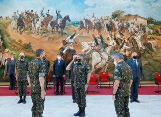 Bolsonaro participa da troca do Comando Militar do Sudeste