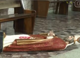 Vândalos invadem igreja católica em Osasco e destroem imagens de santos