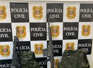 Policiais prendem homem com arsenal dentro de casa em Cotia