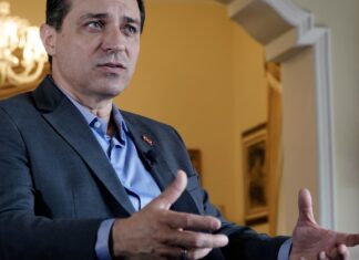 Tribunal Especial julga impeachment do governador de SC