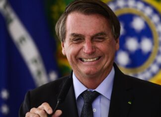 Presidente fala sobre auxílio emergencial e crescimento econômico