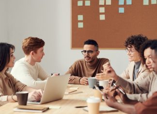 O papel social de empresas do segundo setor na educação de jovens de baixo poder aquisitivo