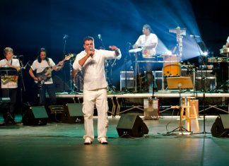 Artista brasileiro, que vive na Europa, é convidado a compor e produzir a trilha sonora de documentário internacional