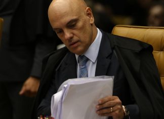 Bolsonaro formaliza pedido de impeachement de Alexandre de Moraes