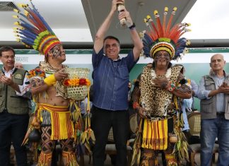 Governo entrega máquina e equipamentos agrícolas a indígenas