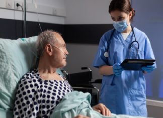 Profissionais de enfermagem tentam garantir assistência individualizada e segura a pacientes na pandemia