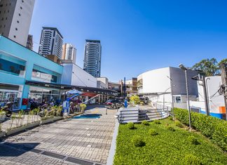 Com foco na conveniência, strip malls despontam como negócio após a pandemia