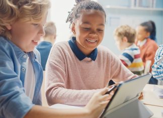 Escolas aliam o ensino de inglês e programação por conta da crescente importância das linguagens