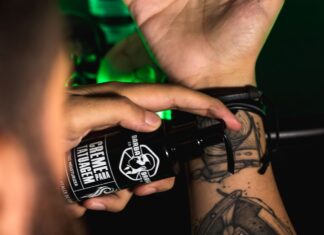 Tatuagem movimenta mercado masculino de cosméticos no Brasil